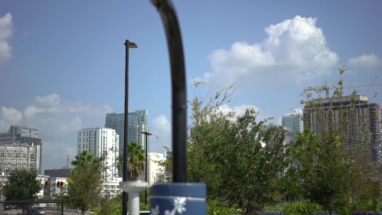 농구 경기장, 시내 풍경, 비즈니스 디스트릭트, 멀리서 보이는 마천루와 크레인