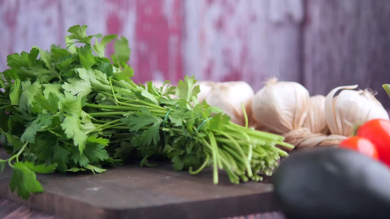 Peterseli dan bawang putih segar