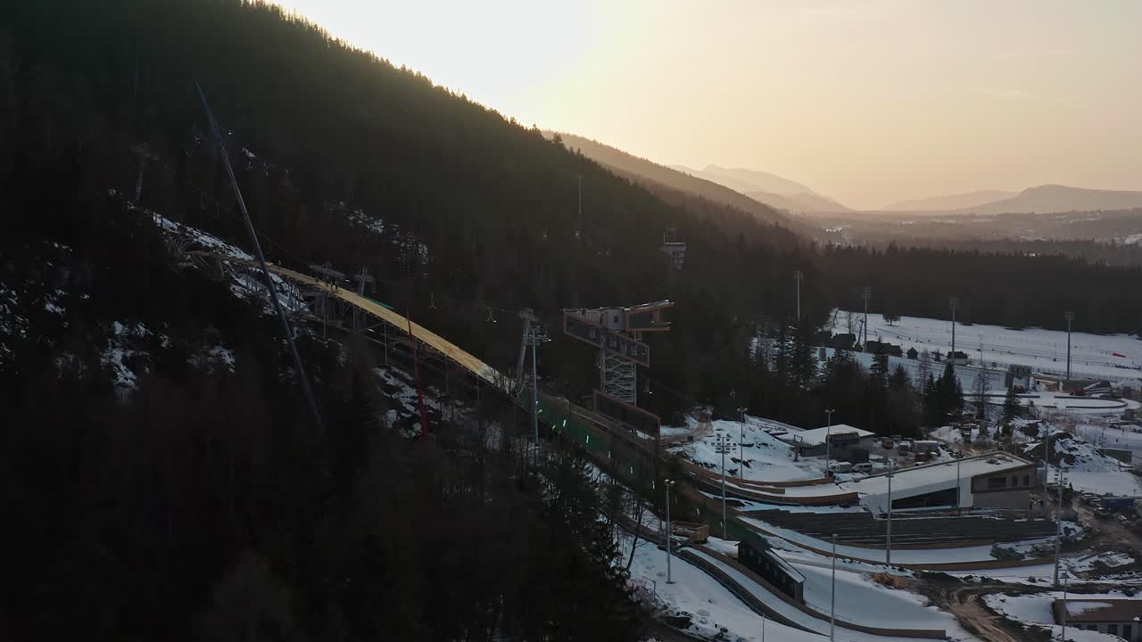centro de salto de esquí vacío en zakopane en polonia