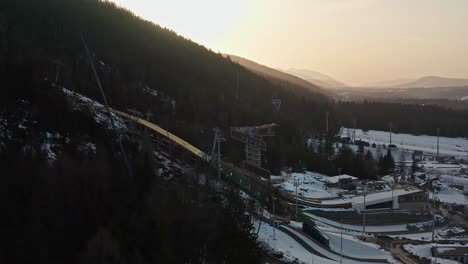 Leeres-Schanzenzentrum-In-Zakopane-In-Polen