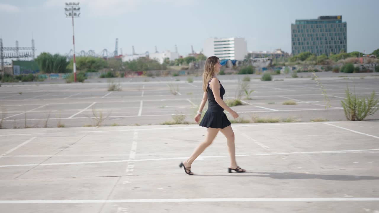 주차장에서 고 있는 여자