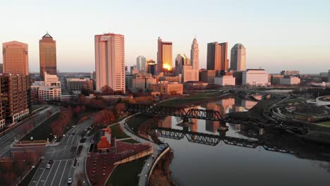 Columbus-Ohio-Skyline-Der-Innenstadt-In-Der-Dämmerung---Luftdrohne