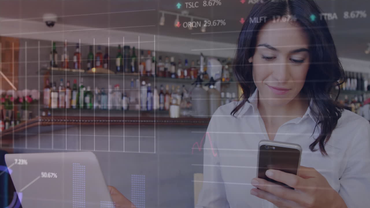 animación de gráficos y tableros de negociación sobre mujer caucásica sonriente con portátil usando teléfono celular