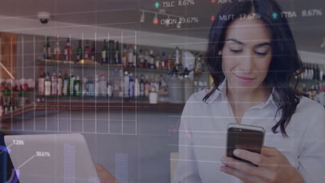 animación de gráficos y tableros de negociación sobre mujer caucásica sonriente con portátil usando teléfono celular