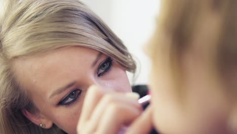 Make-up-Künstlerin-Malt-Die-Lippen-Eines-Schönen-Mädchens-Mit-Einem-Lippenstiftpinsel.-Modell-Mit-Lippenstift.-Rosa-Lippenstift-Auf-Den-Lippen.-Trendige-Farbtöne-Von