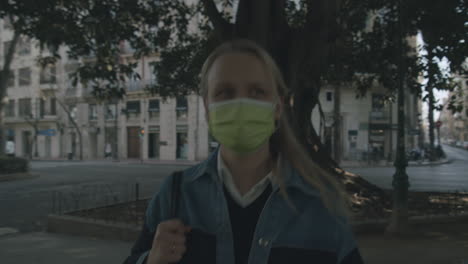 el coronavirus la hace usar máscara durante la caminata.