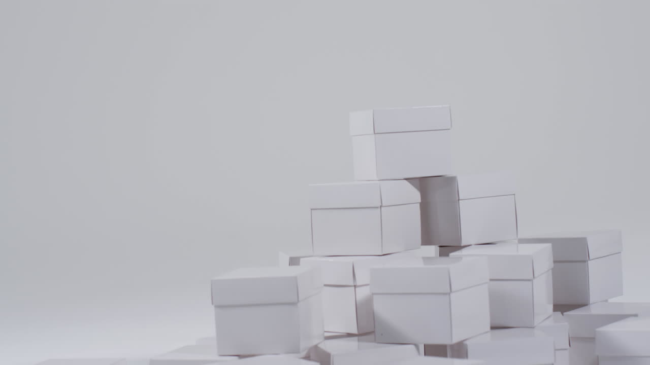 ⁇ 색 배경 위에 복사 공간이 있는  ⁇ 색 카드보드 상자의 스택의 비디오