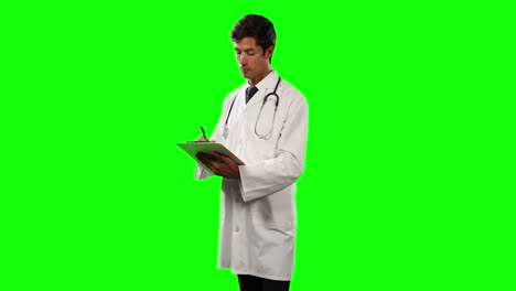 Seitenansicht-Eines-Arztes,-Der-Sein-Digitales-Tablet-Mit-Grünem-Bildschirm-Verwendet