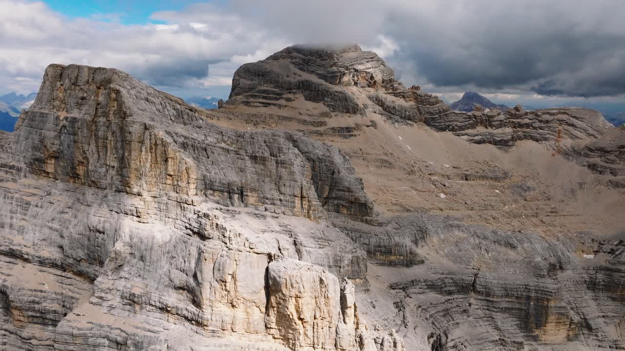 Veduta aerea circolare con ascesa orbitale del Monte Pelmo
