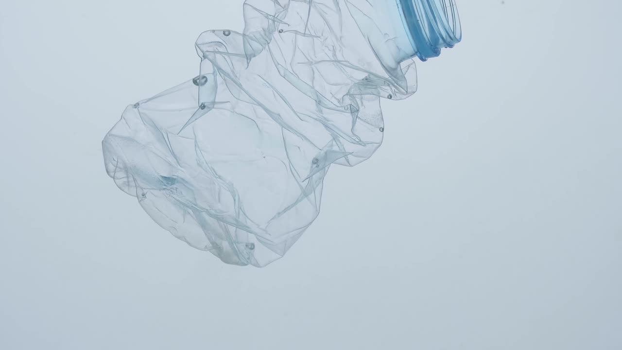 수중 오염 플라스틱 병