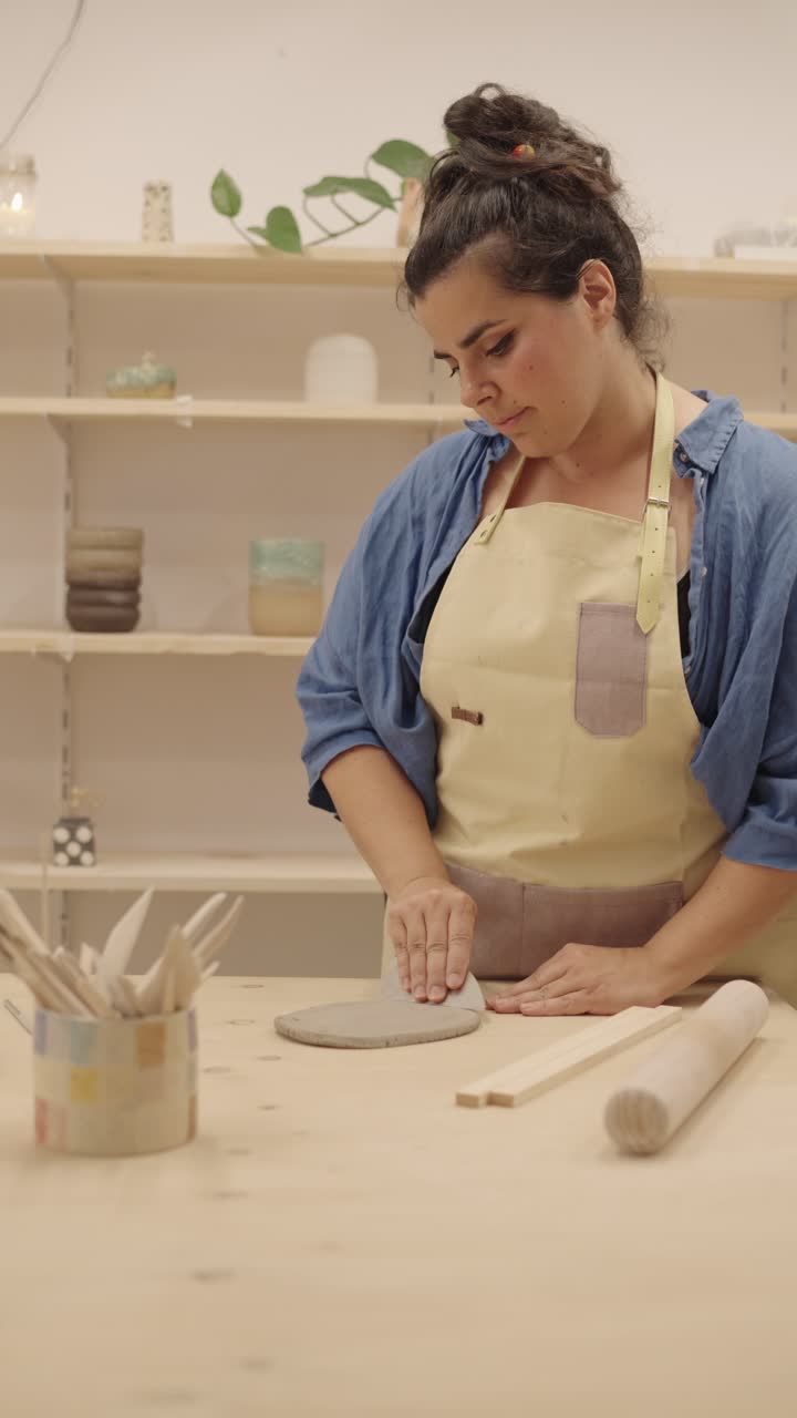 Mujer trabajando con arcilla en un estudio de cerámica