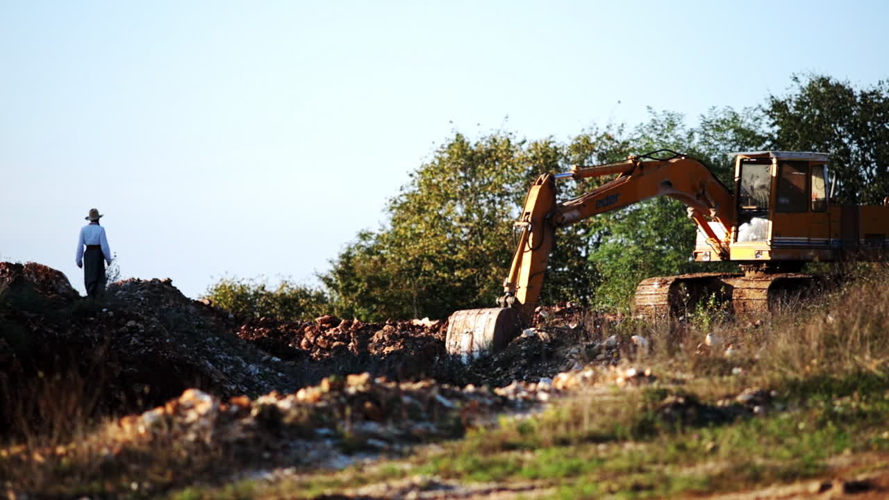 румынская женщина идет по горе и любуется каменным карьером 3