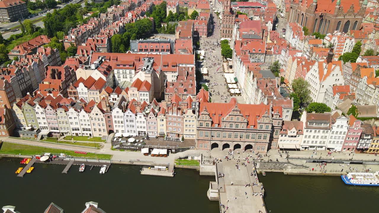 vista aérea del distrito del casco antiguo de gdansk, gente cruzando el puente sobre el río, caminando en el mercado largo, basílica de san