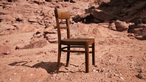 vieja silla de madera en las rocas del gran cañón