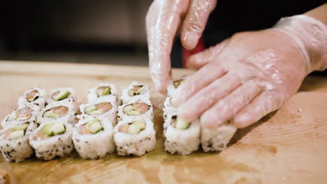el chef de sushi preparando rollos.