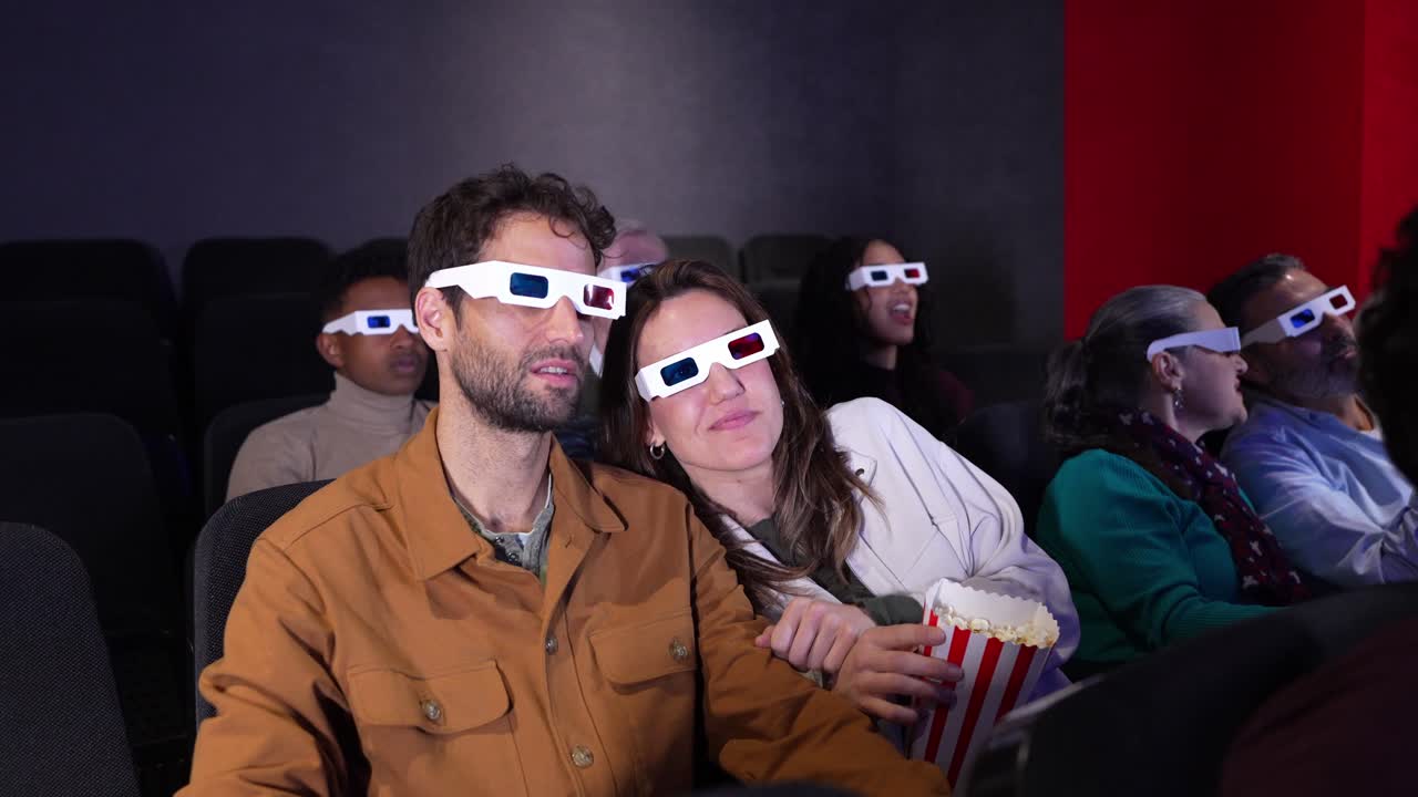 Gente viendo una película en 3D en una sala de cine