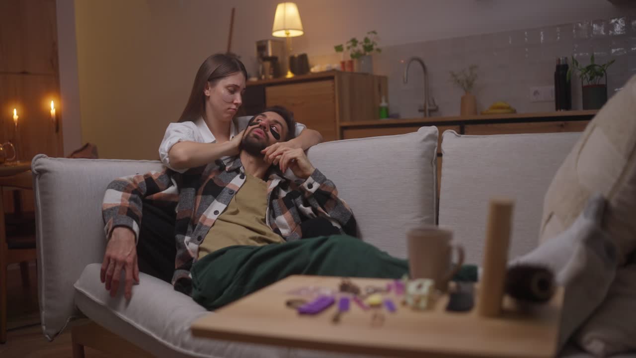 пара отдыхает на диване дома