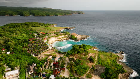 laguna azul nusa ceningan, lembongan, bali, en la región de indonesia
