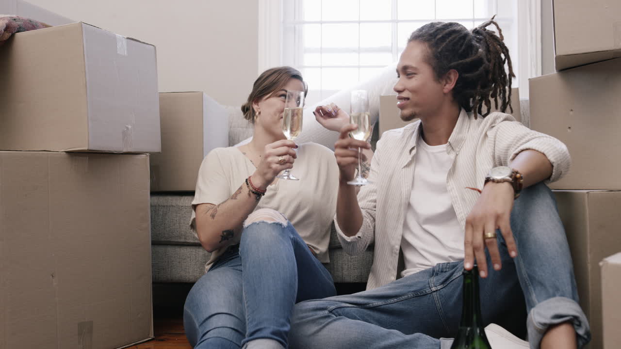 una pareja feliz celebrando su mudanza a un nuevo hogar.