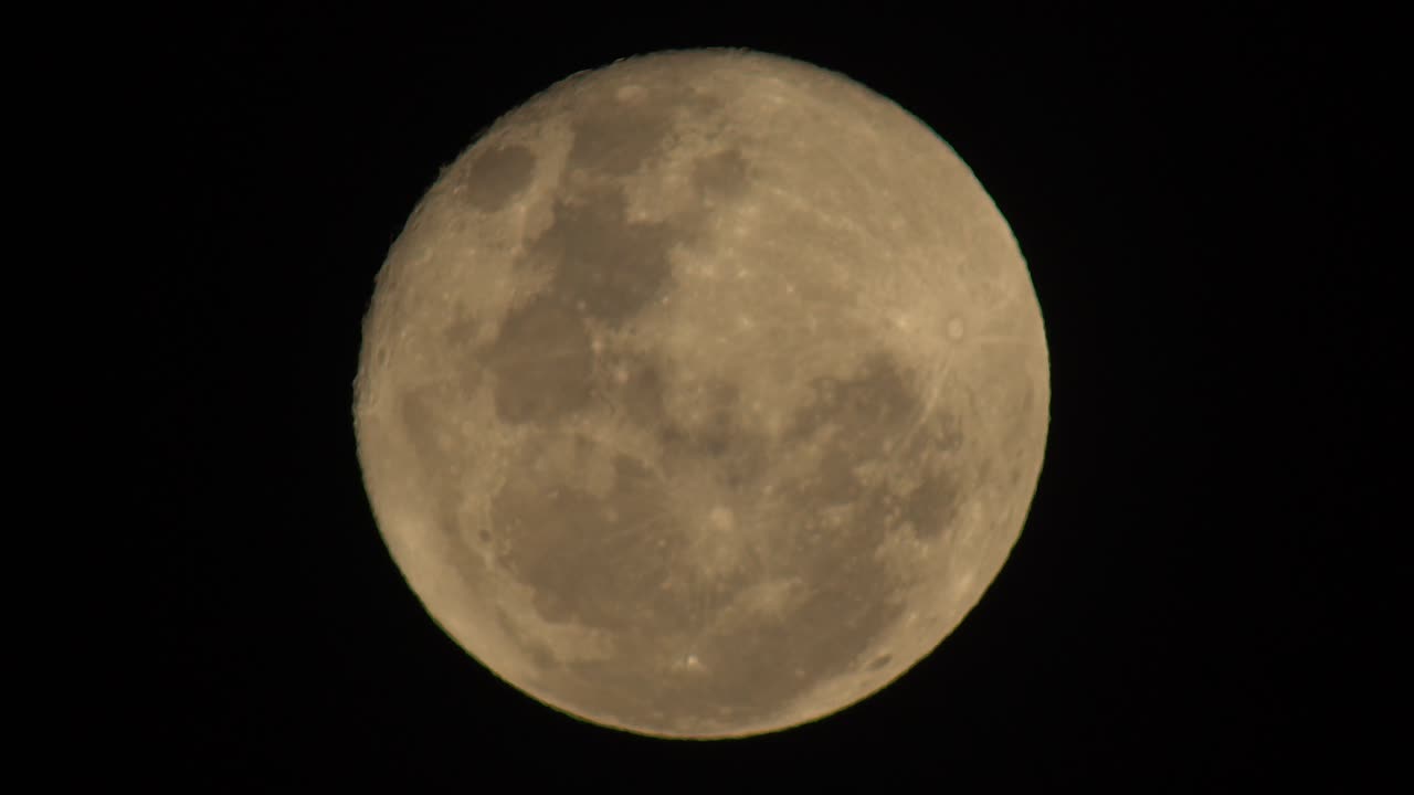 Rara superlua azul em close-up da superfície lunar