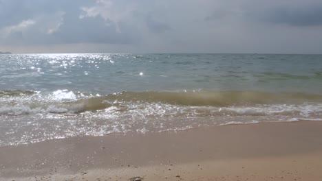 La-Playa-Con-Arena-Blanca-Y-Olas-Del-Mar-Pacífico-Bajo-El-Sol-Durante-El-Día