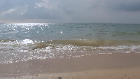 la playa con arena blanca y olas del mar pacífico bajo el sol durante el día