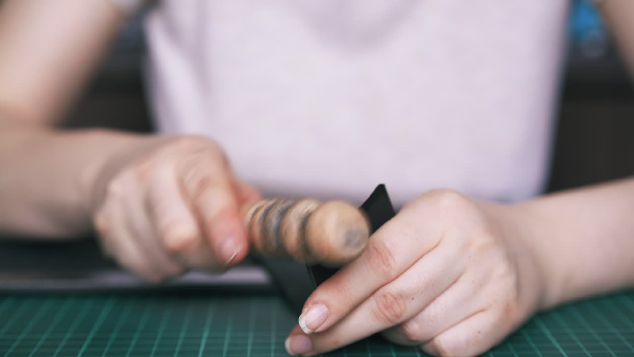 프로페셔널 디자이너는 가죽과 공예품을 슬리커로  ⁇ 습니다.