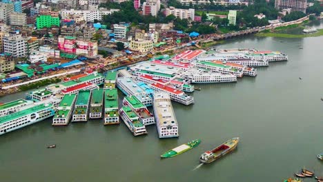 vista aérea de un muelle ocupado a lo largo del río buriganga con muchos veleros atracados en el astillero de la ciudad de keraniganj, dhaka, bangladesh