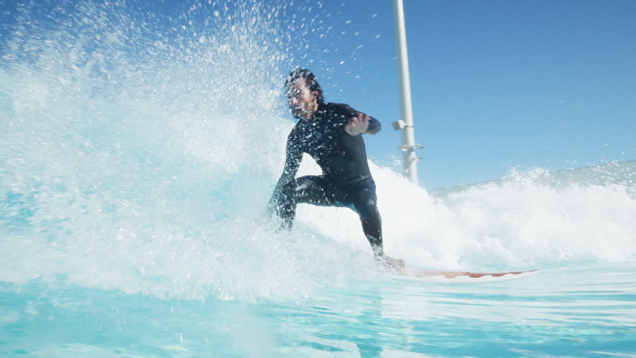 Surf de alto rendimiento en una moderna piscina de olas en un día soleado con agua cristalina. Giros potentes, tubos y rociones enmarcados por los Alpes suizos, creando un entorno de surf alpino único.