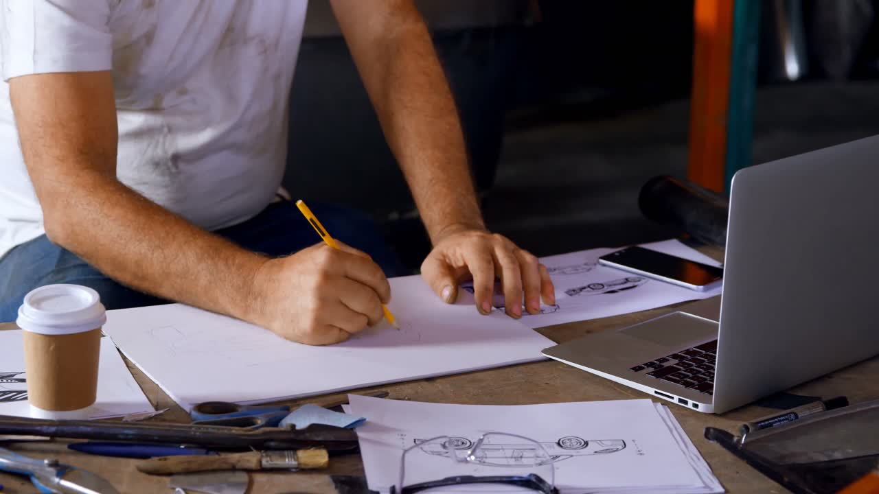 4k 테이블에서 일하는 동안 커피를 마시는 남성 메카닉