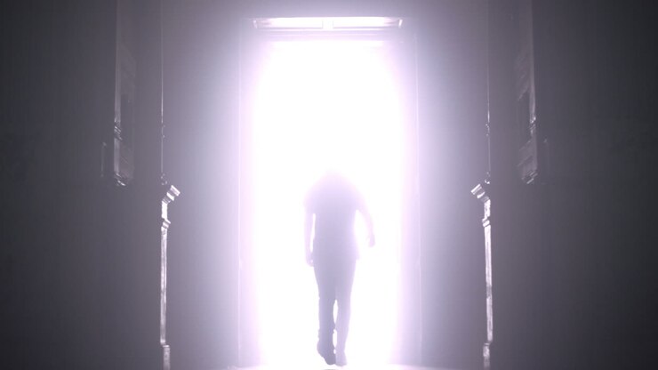 Uomo che si allontana da una lotta. Uomo che accende la luce nel buio e prosegue dritto.