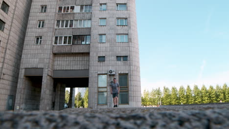 hombre haciendo parkour