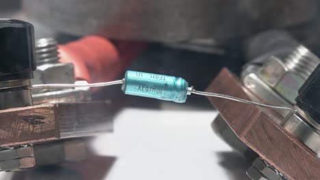 detalle de la configuración del componente de resistencia durante la prueba de resistencia en el laboratorio en la mesa