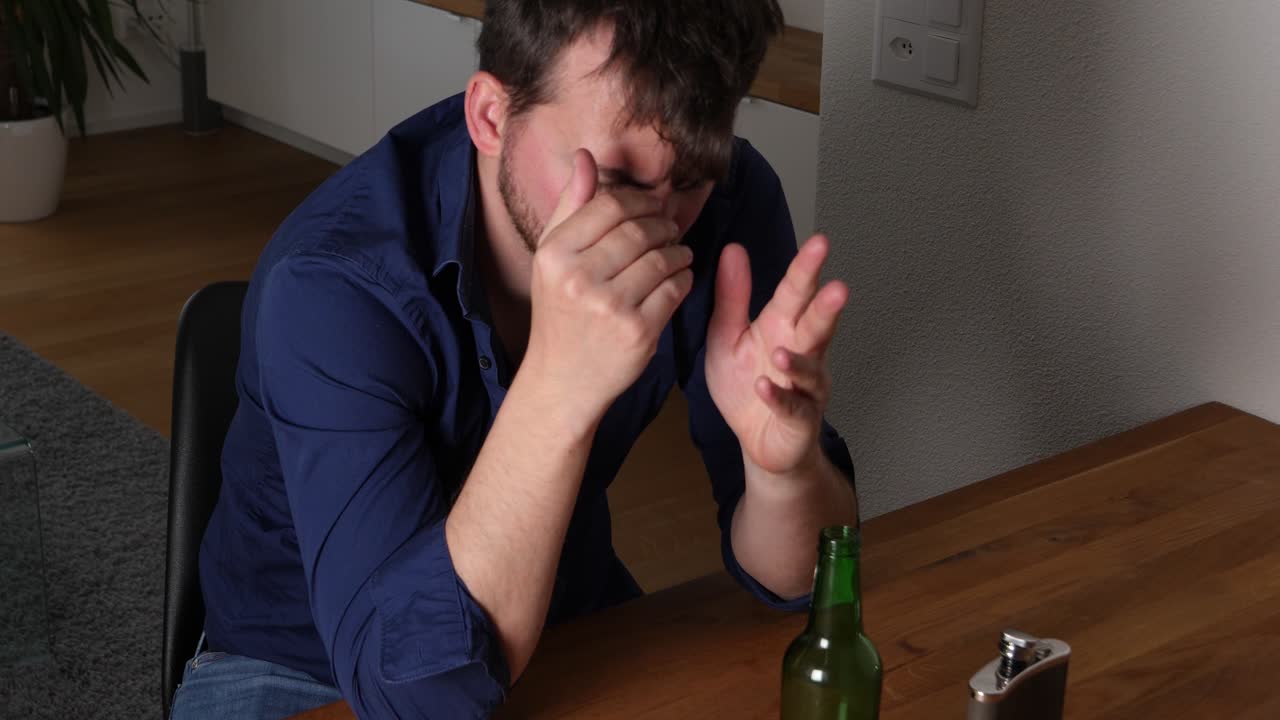 el joven borracho caucásico se quita el anillo de bodas, el concepto de engaño