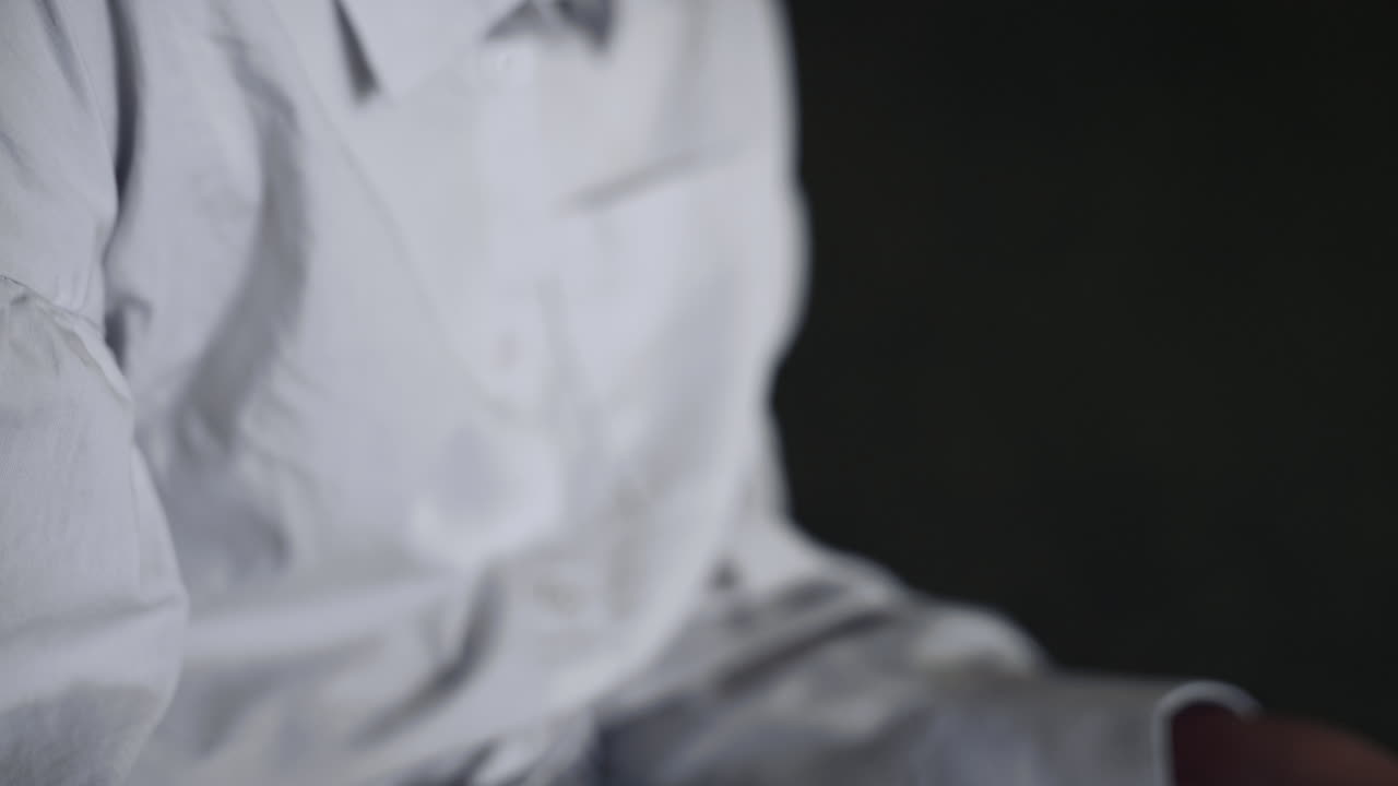 휴식시간에 학교 홀에 앉아 스케치를 그리는 아프리카계 미국인 소녀의 초상화.