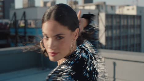 hermosa mujer bailando en el techo joven mujer brasileña realizando movimientos de danza latina en la ciudad