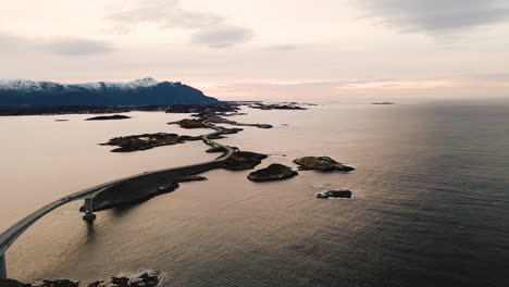 Carretera-Del-Océano-Atlántico-Al-Atardecer-En-Noruega