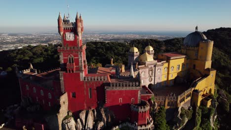 Schloss-Der-Mauren-Oder-Castelo-Da-Pena-In-Der-Stadt-Sintra-In-Der-Nähe-Von-Lissabon,-Portugal