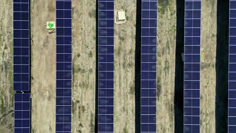 Vista-Aérea-De-La-Planta-De-Energía-De-Paneles-Solares-En-Un-Día-Soleado.