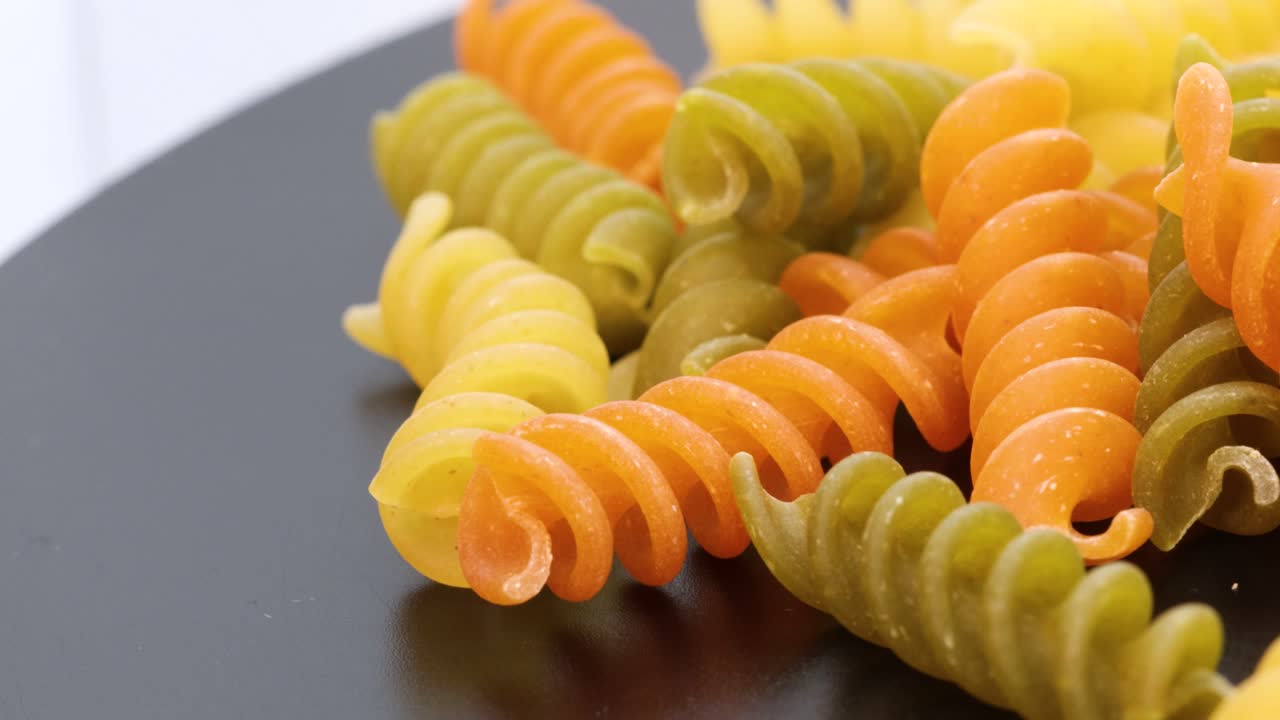 vista de cerca de fusilli, macarrones de color italiano, tiro macro en 4k