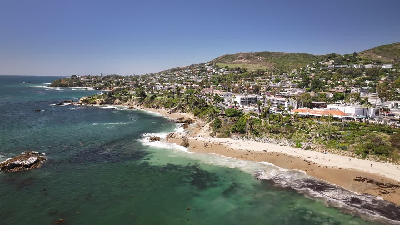 laguna beach california vista aérea de drones de camiones a la izquierda del océano pacífico, acantilados, rocas, palmeras y grandes olas