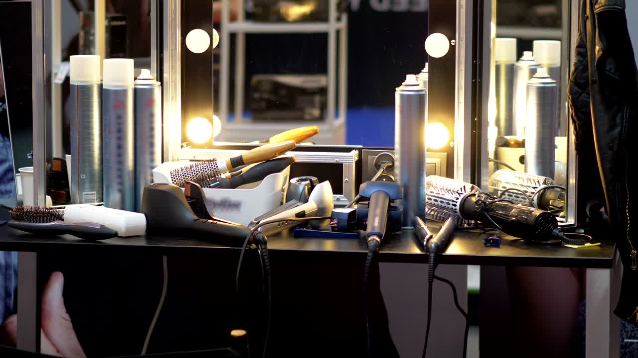 메이크업 아티스트 테이블과 머리카락 제품 및 도구 4k 느린 모션 60fps