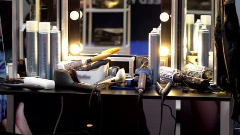 mesa de maquillador con productos para el cabello y herramientas en 4k cámara lenta 60 fps