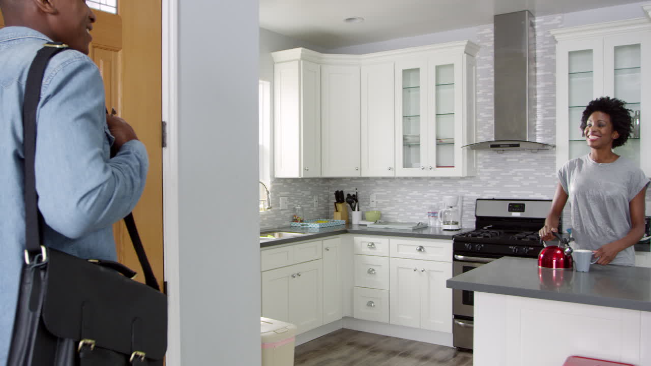 мужчина возвращается домой с работы к своему партнеру, застрелен на r3d