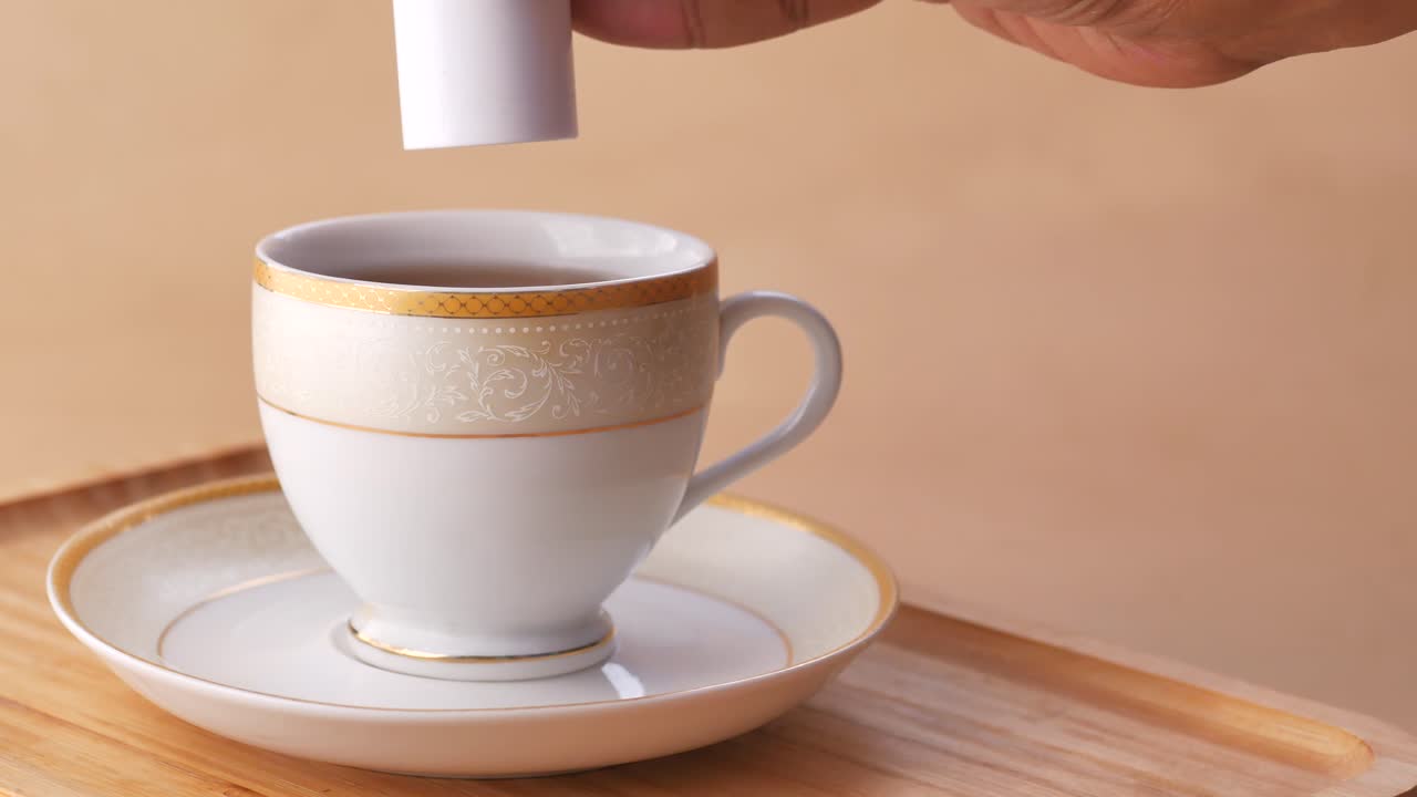 poner edulcorante artificial en la taza de té