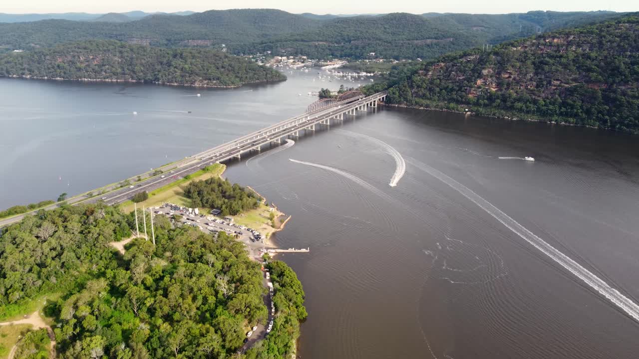 자동차와 스피드 보트가 있는 브루클린 다리 고속도로의 드론 팬 공중 촬영 hawkesbury river nsw central coast to sydney australia 3840x2160 4k