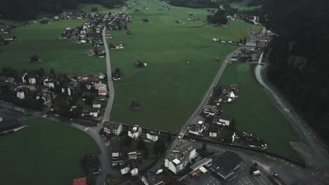 Drohne-Aus-Der-Luft-über-Der-Ruhigen-Landstadt-Endelberg-In-Der-Schweiz-Langsamer-Schwenk-Nach-Oben,-Der-Die-Berge-Zeigt