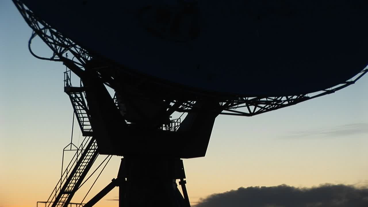 뉴멕시코 국립전파천문대 배열에 있는 위성 접시의 바닥 확대