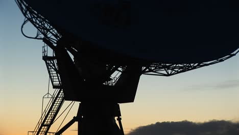 primer plano de la base de una antena parabólica en la matriz en el observatorio nacional de radioastronomía de nuevo méxico