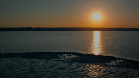 vista aérea de la superficie del agua del mar reflejando la luz dorada del sol. calma superficie del océano